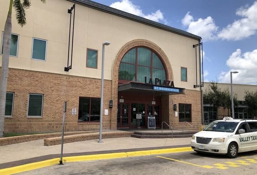 فندق University Inn & Suites