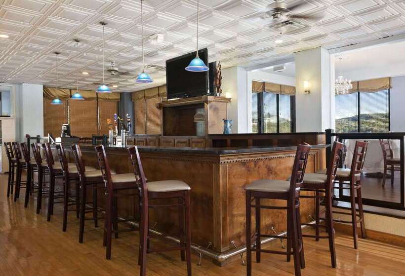 בית מלון כפרי Wyndham Garden Lake Guntersville