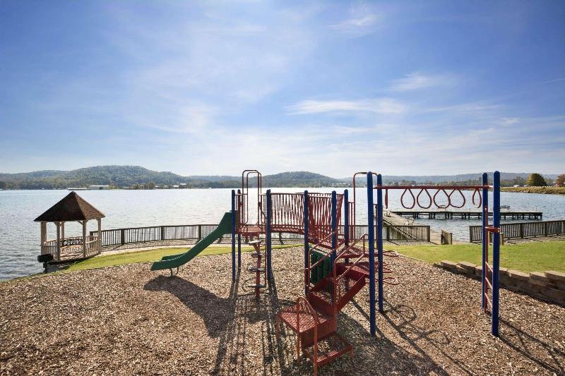 בית מלון כפרי Wyndham Garden Lake Guntersville