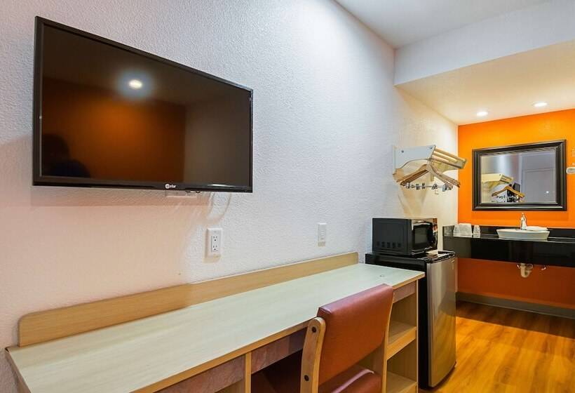 Motel 6 Lost Hills / Buttonwillow Racetrack