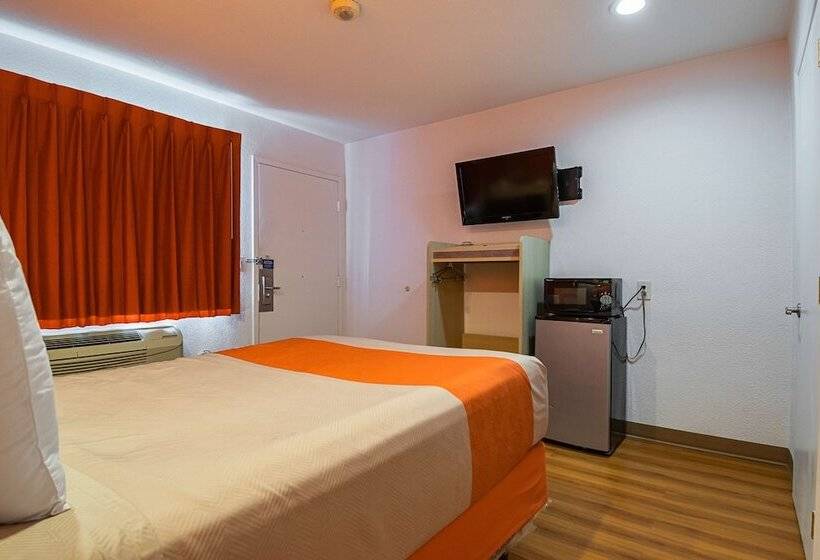 Motel 6 Lost Hills / Buttonwillow Racetrack