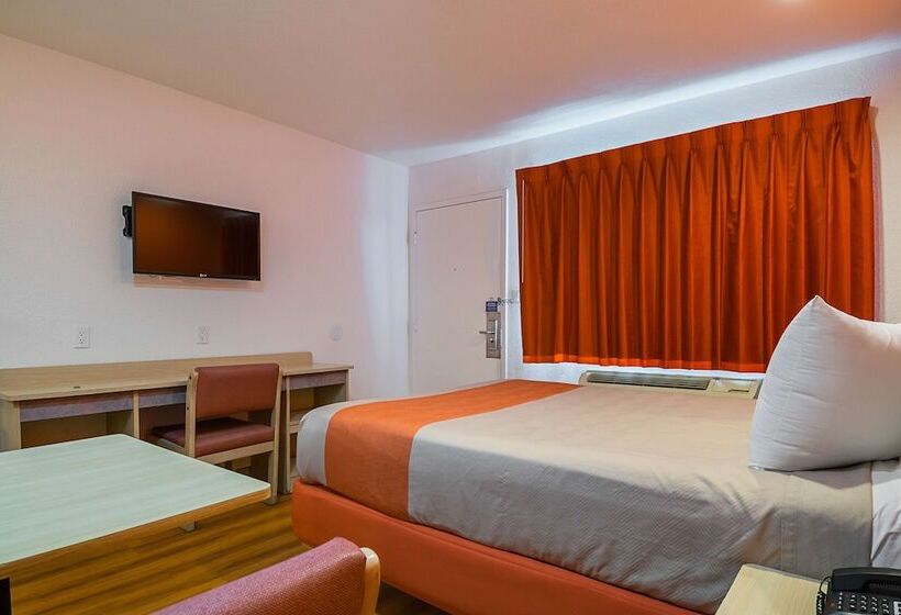 Motel 6 Lost Hills / Buttonwillow Racetrack