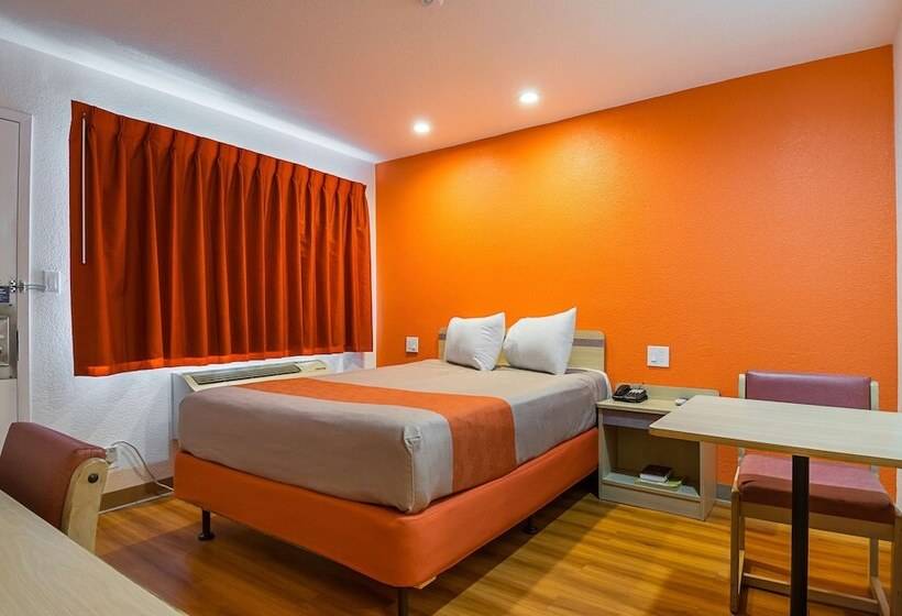 Motel 6 Lost Hills / Buttonwillow Racetrack