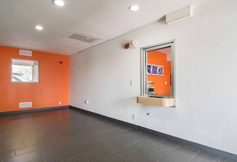 Motel 6 Lost Hills / Buttonwillow Racetrack