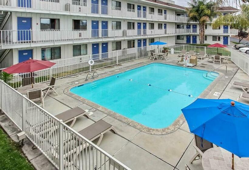 Motel 6salinas, Ca  South  Monterey Area