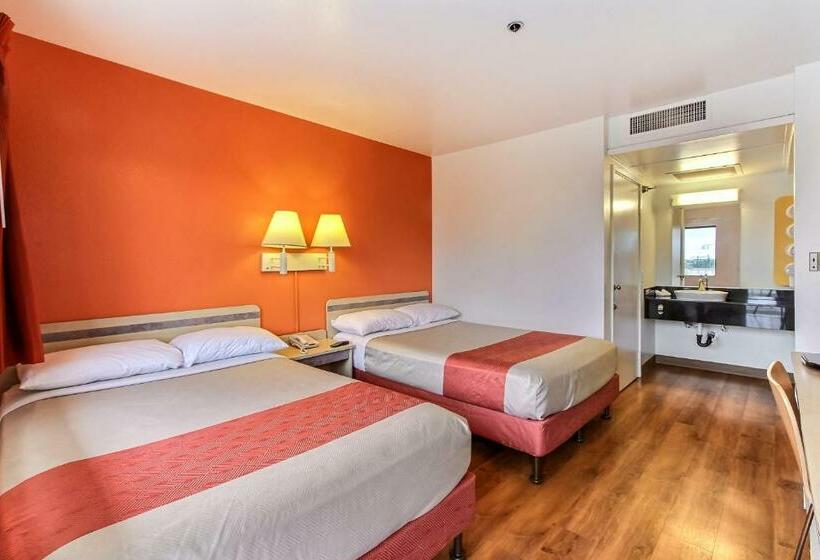 Motel 6salinas, Ca  South  Monterey Area