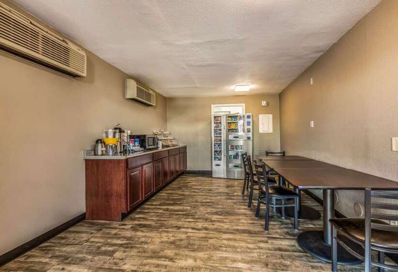 فندق على الطريق Econo Lodge