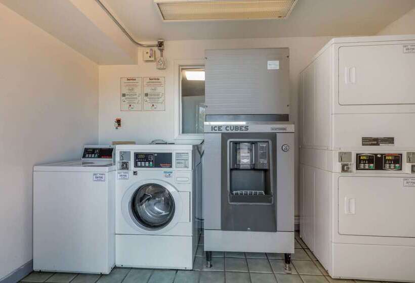 فندق على الطريق Econo Lodge