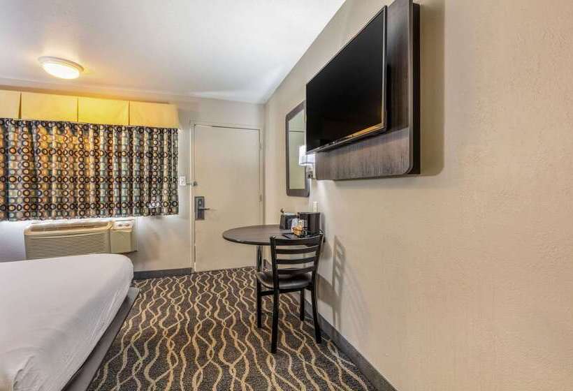 فندق على الطريق Econo Lodge