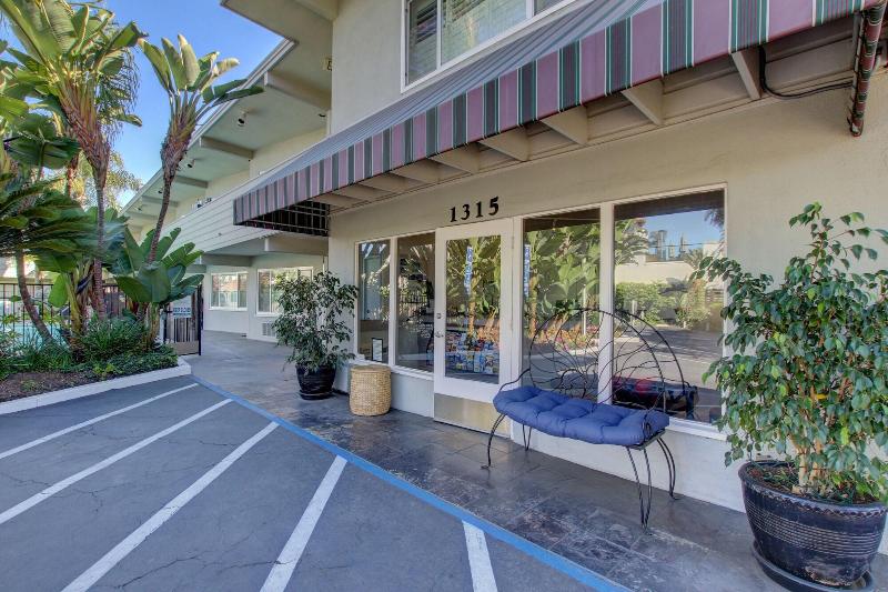 모텔 La Avenida Inn