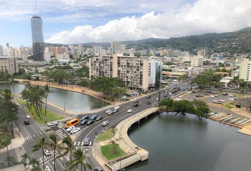 Hawaiian Monarch - Gym & Pool - Walk To The Beach Hotel Room