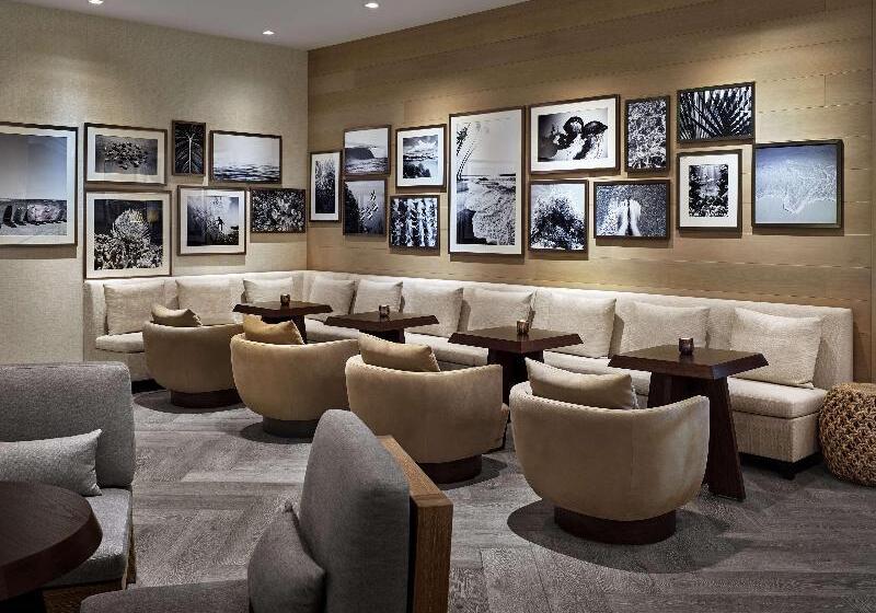 ホテル Alohilani Resort Waikiki Beach