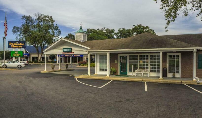 فندق Ambassador Inn