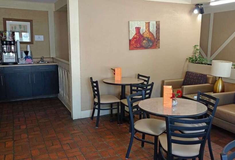בית מלון כפרי Americas Inn