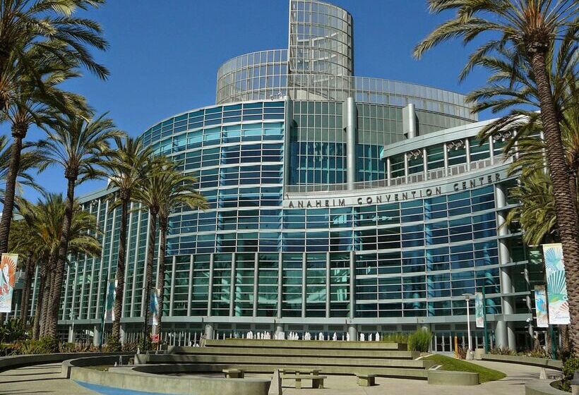 Отель Best Western Plus Raffles Inn & Suites