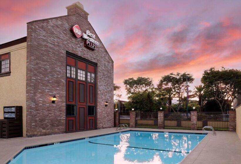 Отель Best Western Plus Raffles Inn & Suites