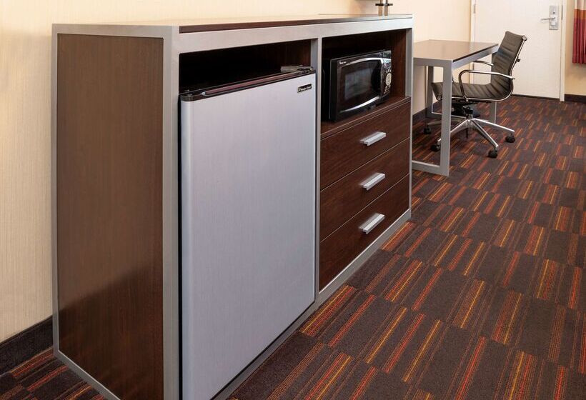 Отель Best Western Plus Raffles Inn & Suites