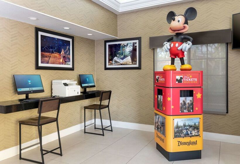 Отель Best Western Plus Raffles Inn & Suites