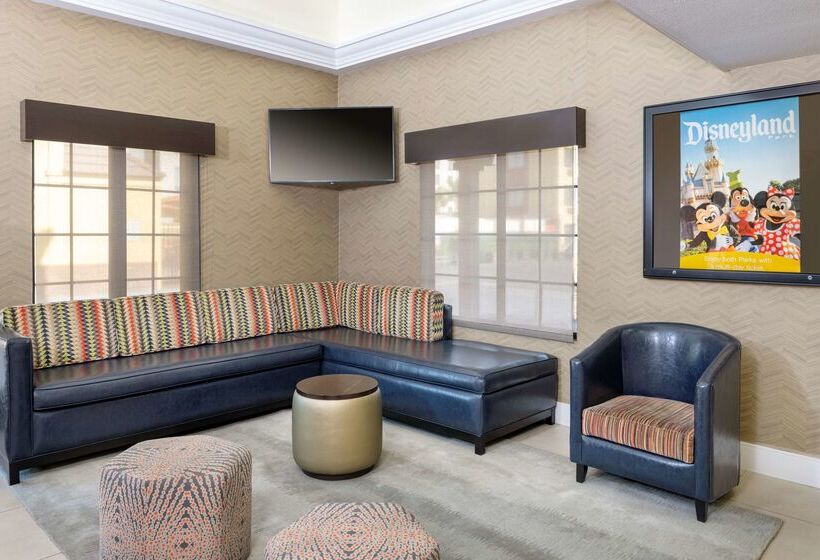 Отель Best Western Plus Raffles Inn & Suites