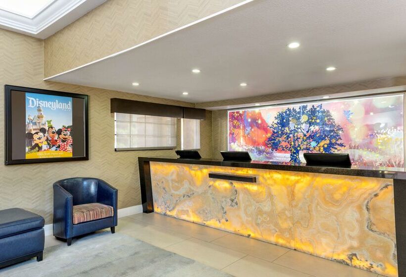 Отель Best Western Plus Raffles Inn & Suites