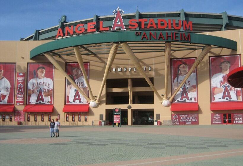 Отель Best Western Plus Raffles Inn & Suites