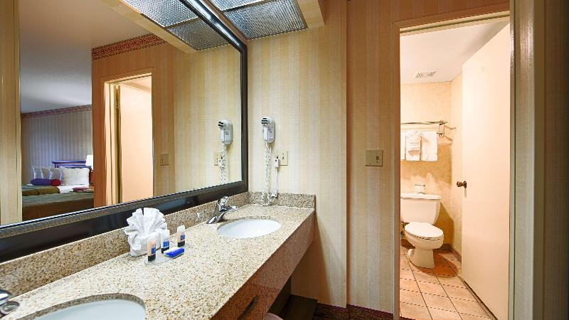 Отель Best Western Plus Raffles Inn & Suites