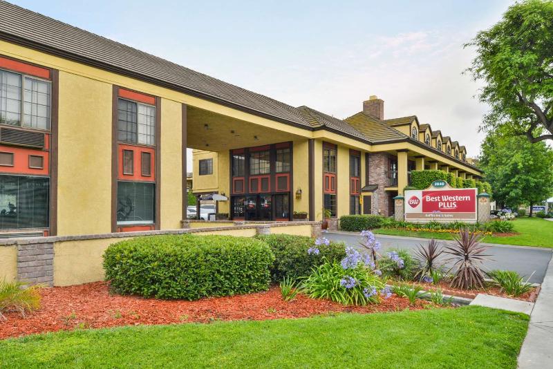 Отель Best Western Plus Raffles Inn & Suites