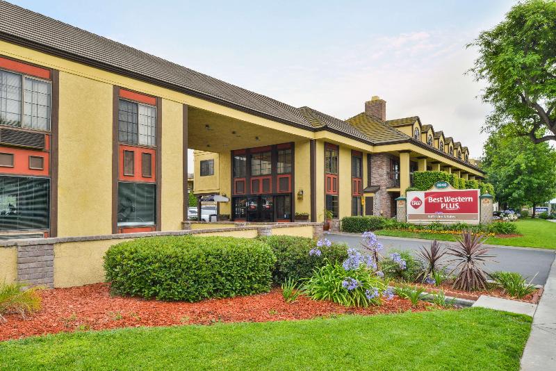 Отель Best Western Plus Raffles Inn & Suites