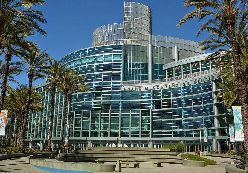 Отель Best Western Plus Raffles Inn & Suites