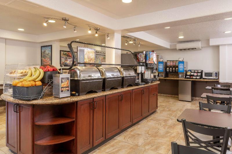 Отель Best Western Plus Raffles Inn & Suites