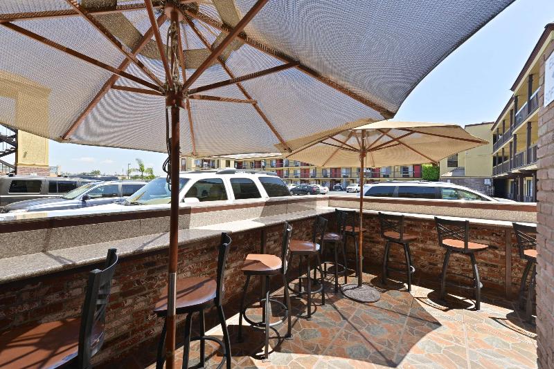 Отель Best Western Plus Raffles Inn & Suites