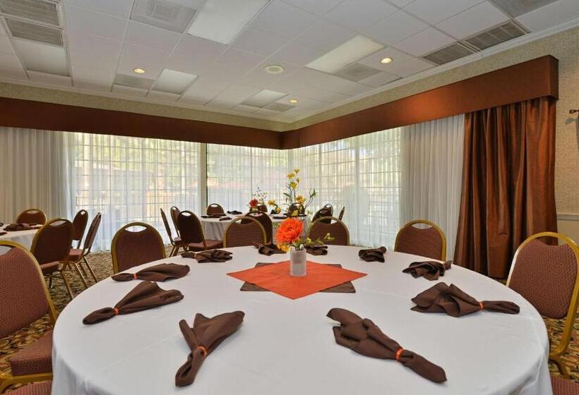 Wyndham Tucson Airport Hotel & Conference Center