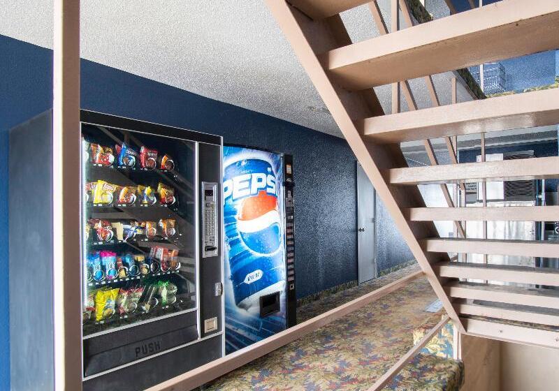 OYO Hotel Hutchinson KS West 4th Ave