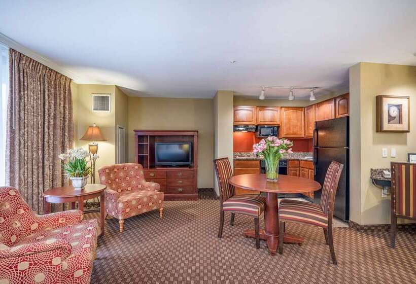 Clarion Collection Hotel Arlington Court Suites