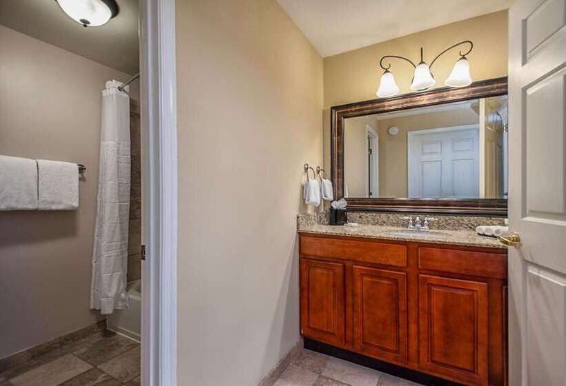 Clarion Collection Hotel Arlington Court Suites