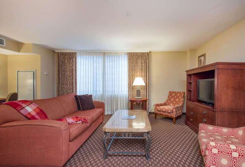Clarion Collection Hotel Arlington Court Suites