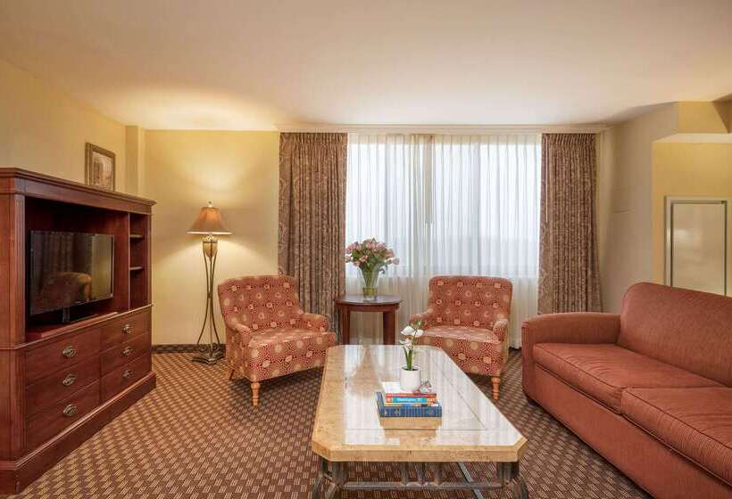 Clarion Collection Hotel Arlington Court Suites