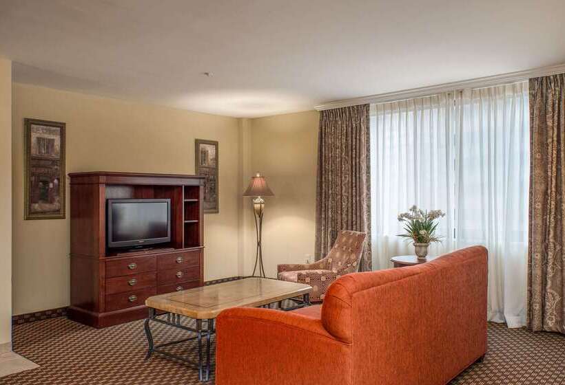 Clarion Collection Hotel Arlington Court Suites