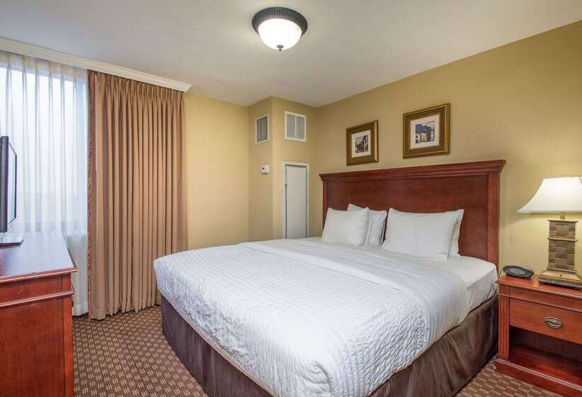 Clarion Collection Hotel Arlington Court Suites