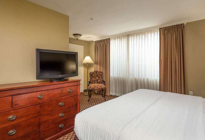 Clarion Collection Hotel Arlington Court Suites