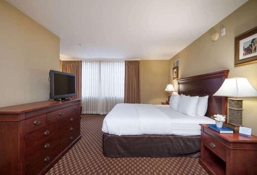 Clarion Collection Hotel Arlington Court Suites