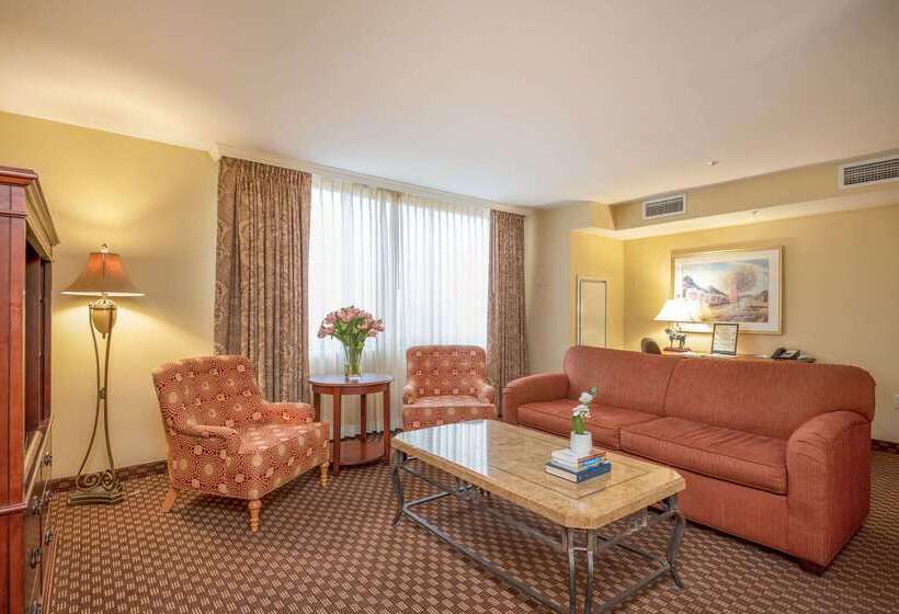 Clarion Collection Hotel Arlington Court Suites