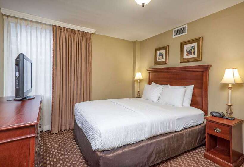 Clarion Collection Hotel Arlington Court Suites