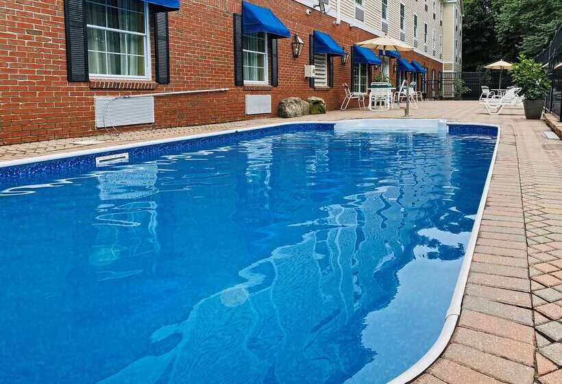 فندق Comfort Inn & Suites Sturbridgebrimfield