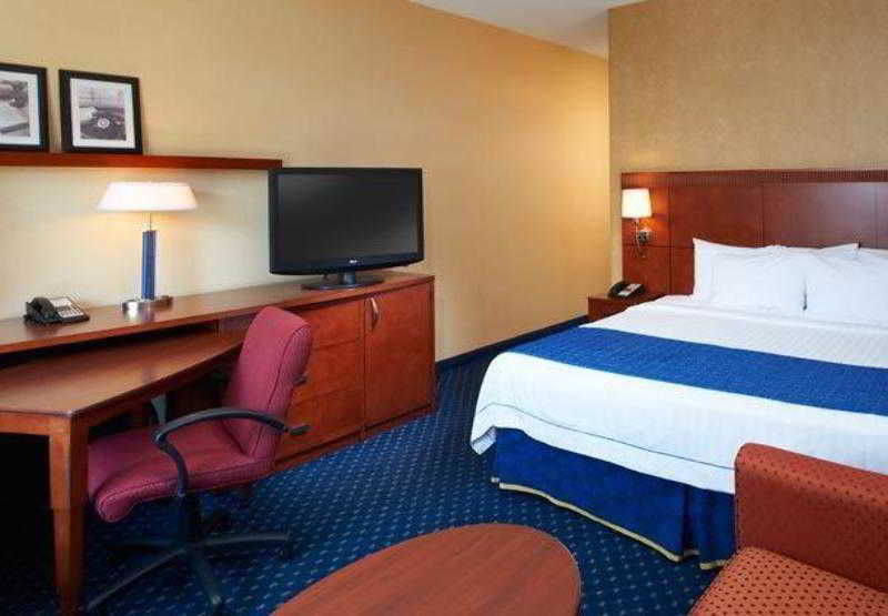 هتل Courtyard By Marriott Rockford