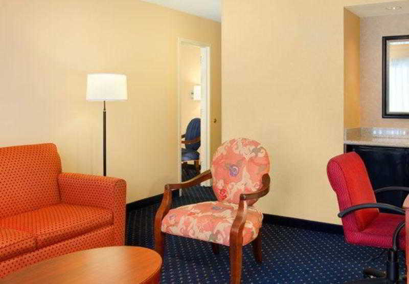 هتل Courtyard By Marriott Rockford