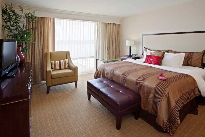 Отель Crowne Plaza Old Town Alexandria