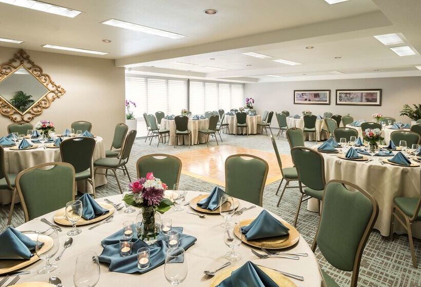 فندق Doubletree By Hilton Campbell  Pruneyard Plaza