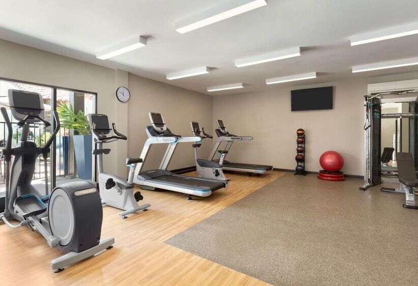 فندق Doubletree By Hilton Campbell  Pruneyard Plaza