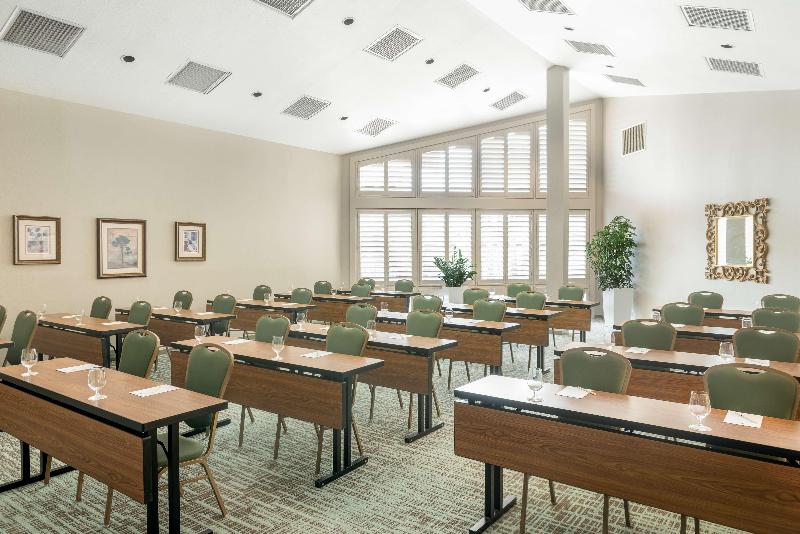 هتل Doubletree By Hilton Campbell  Pruneyard Plaza